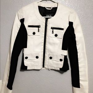 White leather jacket with black details 💕